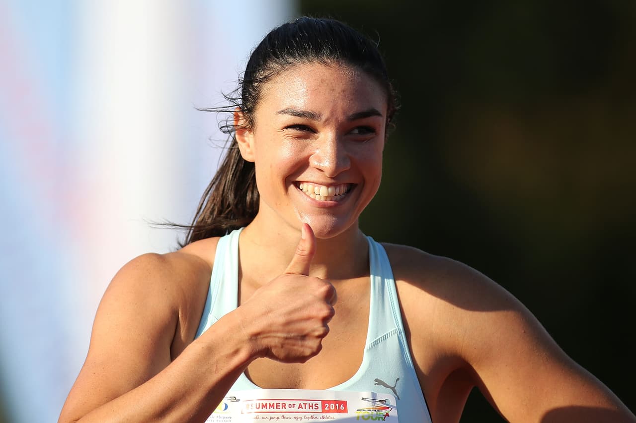 Jenneke se hizo popular por un 
<a href="http://www.univision.com/deportes/vuelve-el-baile-sexy-de-michelle-jenneke-a-las-pistas">sexy baile realizado antes de una competencia en 100 metros vallas</a>. Desde allí, su figura no pasa desapercibida en las pistas. Aunque apenas superó la primera ronda en las pasadas olimpiadas, a sus 23 años aún tiene mucha carrera para deleitar con su talento, su atlético cuerpo y bella sonrisa.