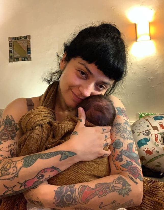 <b>#8 Mon Laferte</b>
<br>El 14 de febrero de 2022, la cantante anunció que ya había dado a luz y seis días después publicó la primera foto con su bebé. 
<br>