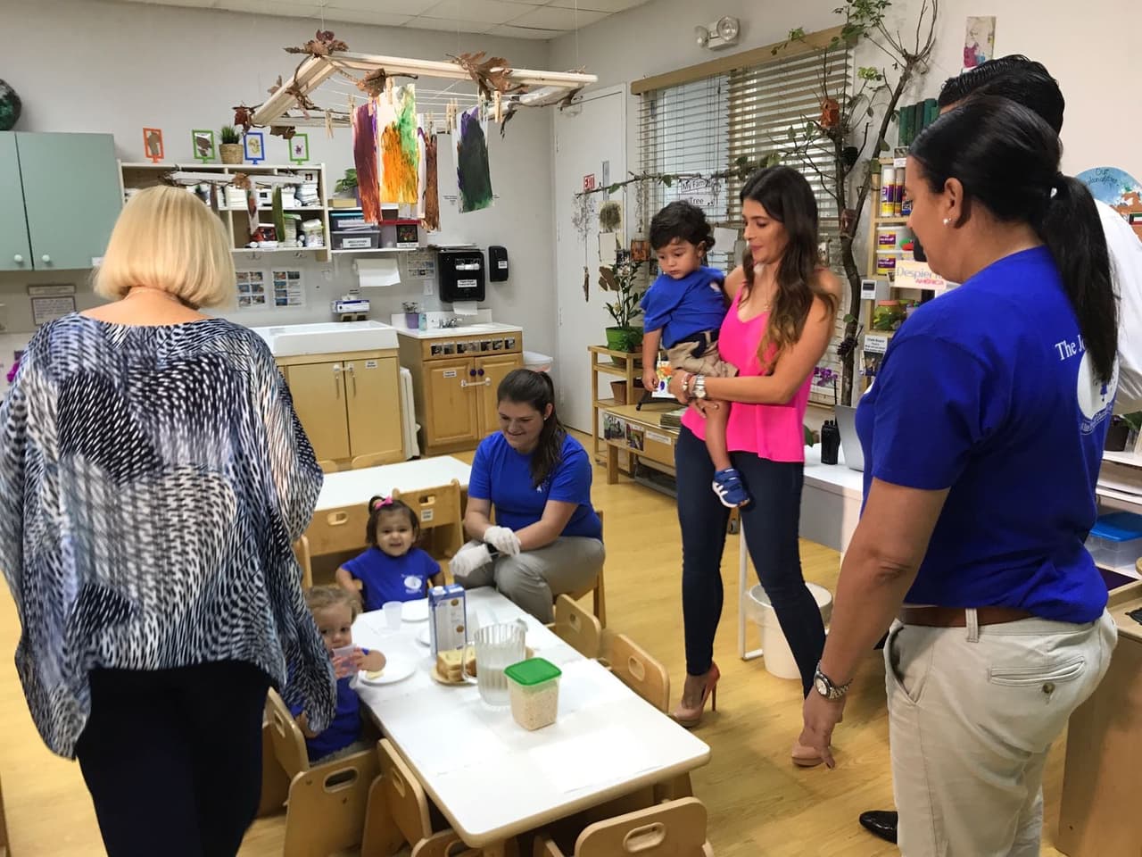 Aquí vemos el momento en que Joshua conoció a sus maestras y compañeros.