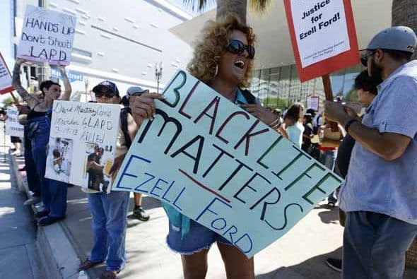 Angelinos alzaron su voz por los recientes casos de muerte, resultados del exceso de fuerza policial durante detenciones. En lo que va de agosto, por lo menos cuatro arrestos terminaron en muerte o con secuelas permanentes para los sospechosos han sido reseñadas en Los Ángeles. Detalles de los casos aquí: aquí