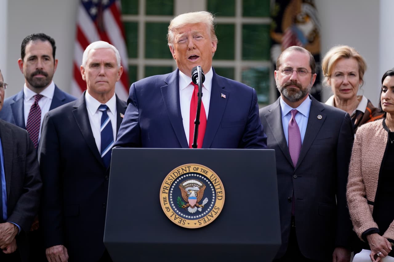 Trump anuncia el estado de emergencia desde el jardín de rosas de la Casa Blanca y escoltado por autoridades de salud.