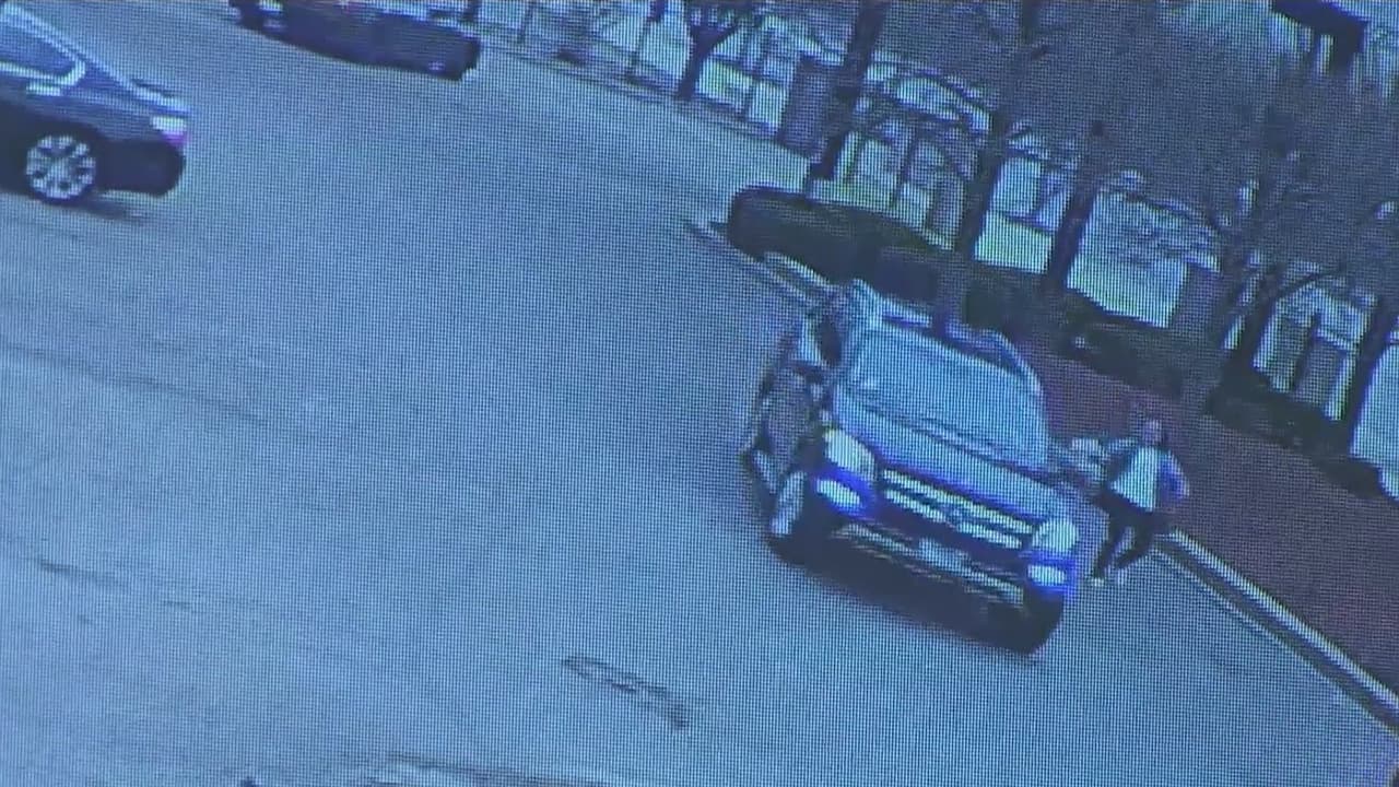 Una mujer en un establecimiento de lavado vehículos terminaba de secar su camioneta en la tarde del 28 de marzo. En el interior de su carro, su hija de tres años se encontraba tranquila. Fue entonces que un hombre se subió al asiento delantero y se llevó el vehículo.
<br>