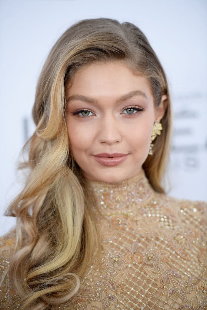 Una de las supermodelos que se ha vuelto muy popular debido a su melena rubia y a su impactante 'catwalk' en las pasarelas de alta costura es 
<b>Gigi Hadid.</b>