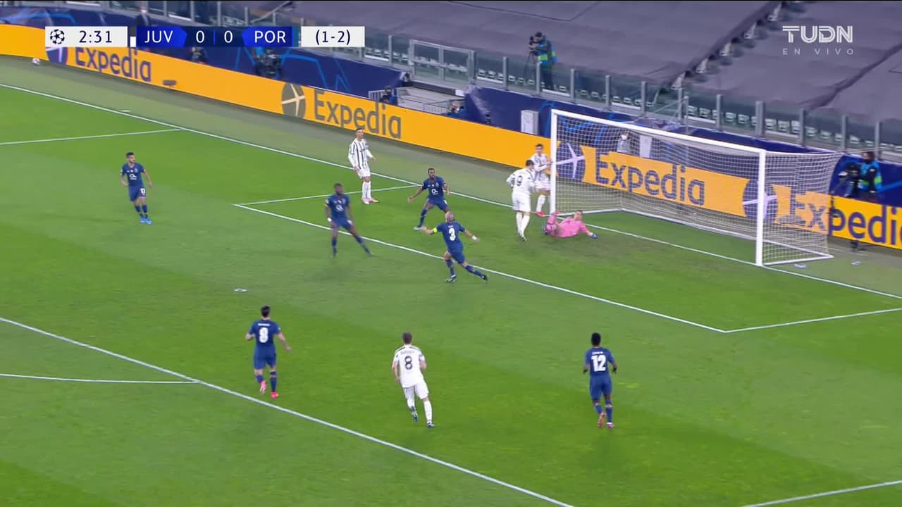 ¡TIRO ATAJADO! disparo por Álvaro Morata.