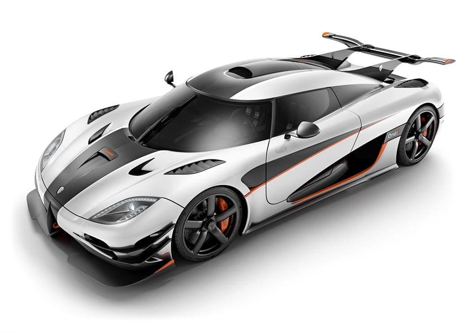 El Koenigsegg One:1 es un “hypercar” capaz de producir hasta 1,341 hp, 1,011 lb-pie y alcanzar 273 mph (440 km/h).