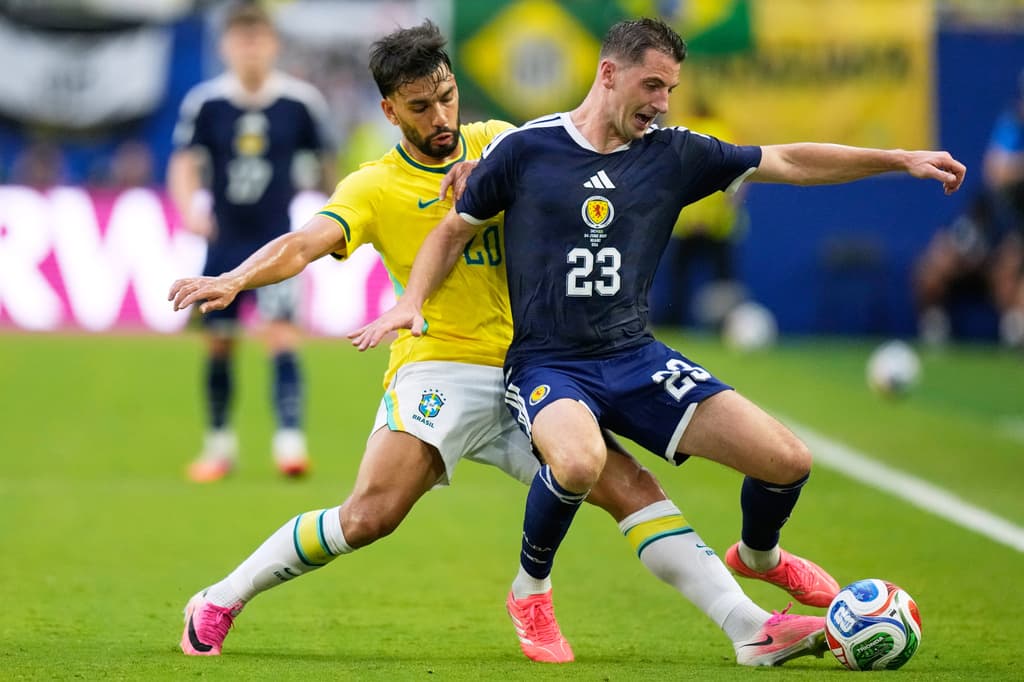 El escocés Kenny McLean y el brasileño Lucas Paquetá luchan por el balón.