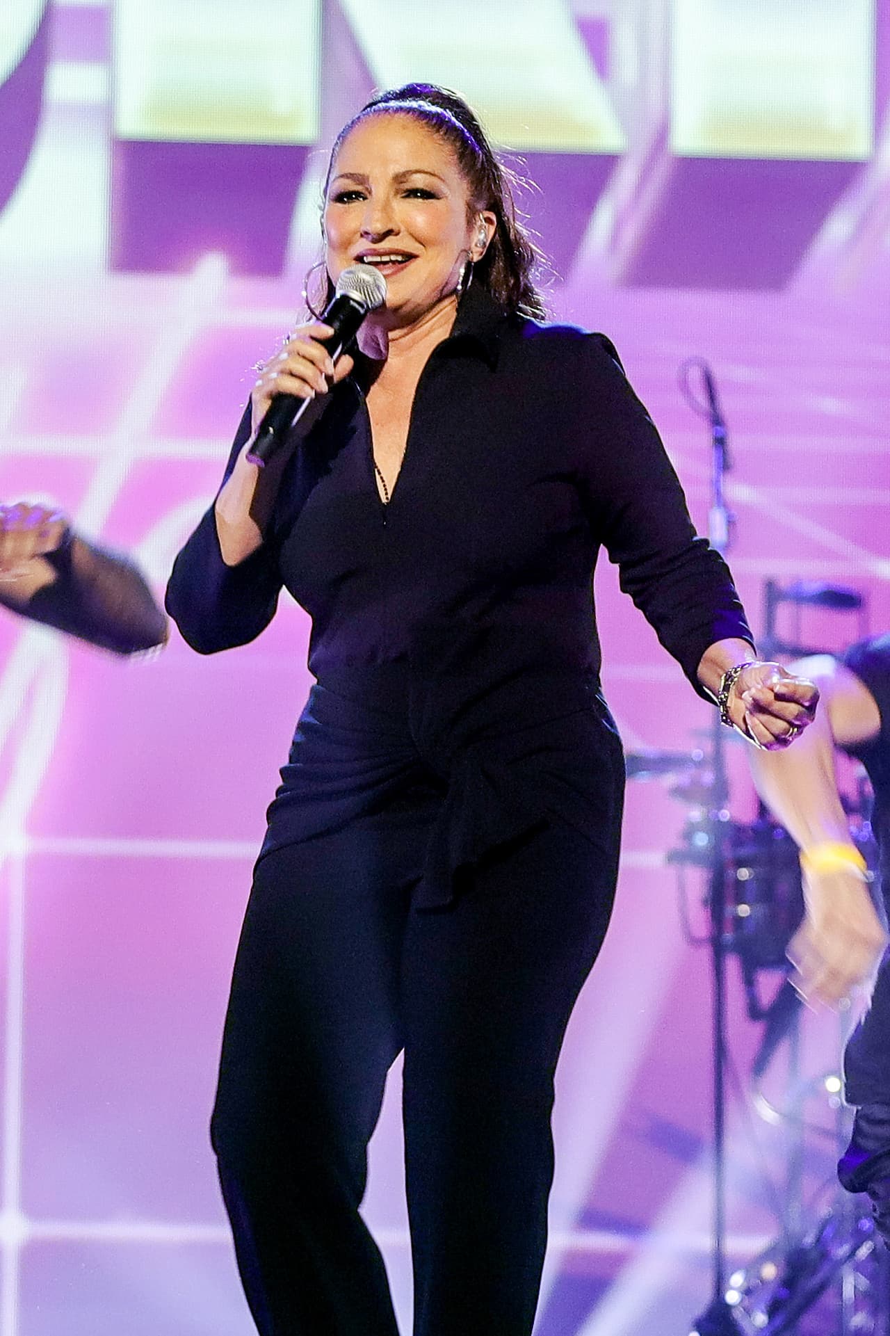 Gloria Estefan es una de las homenajeadas de este especial y desde los ensayos se le vio con intención de gozar de principio a fin el número dedicado a su trayectoria.