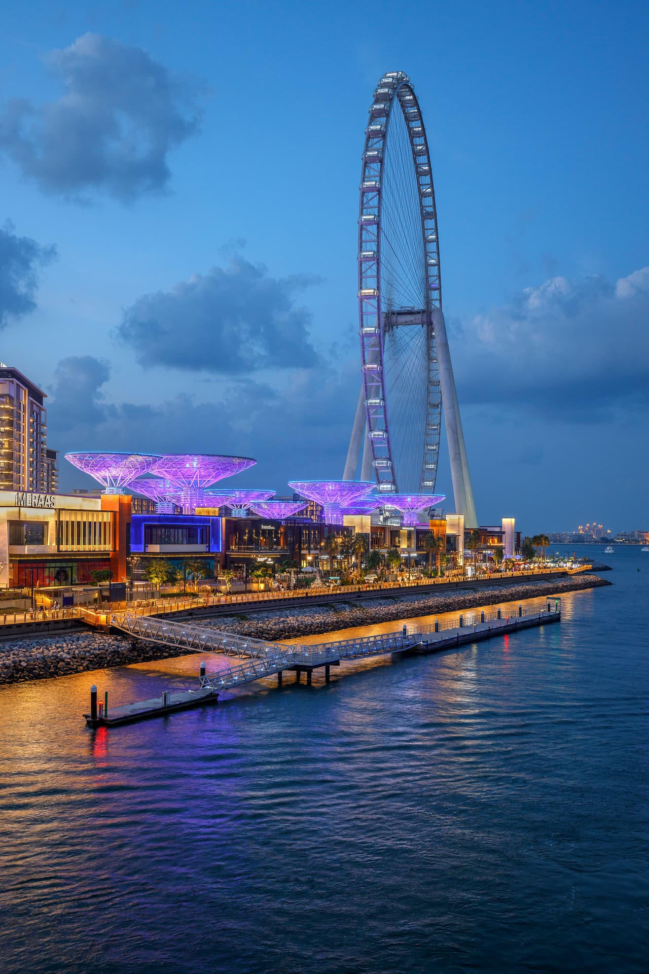 La estructura utiliza alrededor de 11,200 toneladas de acero, 33% por ciento más que la cantidad de hierro utilizada para construir la icónica Torre Eiffel en París. Ain Dubai contrató a Kevin Dyer para que asumiera el cargo de director de operaciones.
<a href="https://www.cnn.com/travel/article/ain-dubai-worlds-largest-observation-wheel/index.html"><u>Dyer fue director técnico de la emblemática noria London Eye</u></a>.
<br>