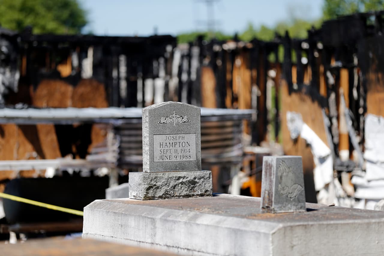 Mientras los investigadores continúan explorando las motivaciones, Browning dijo que Matthews tenía "una relación con un tipo de música llamada black metal", un subgénero extremo del heavy metal. El black metal tiene una asociación con la quema de iglesias en otras partes del mundo, aseguró.