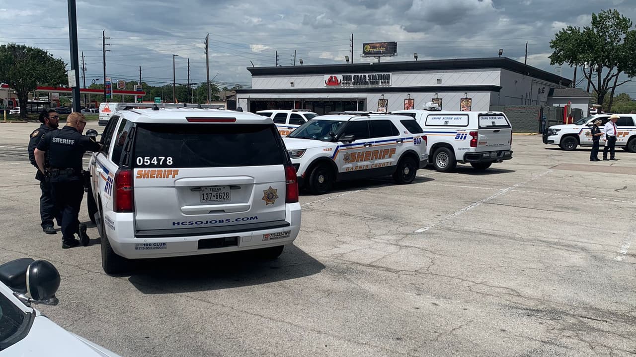 Sospechoso mata al acompañante de su esposa y luego se dispara: iban a hablar sobre su divorcio