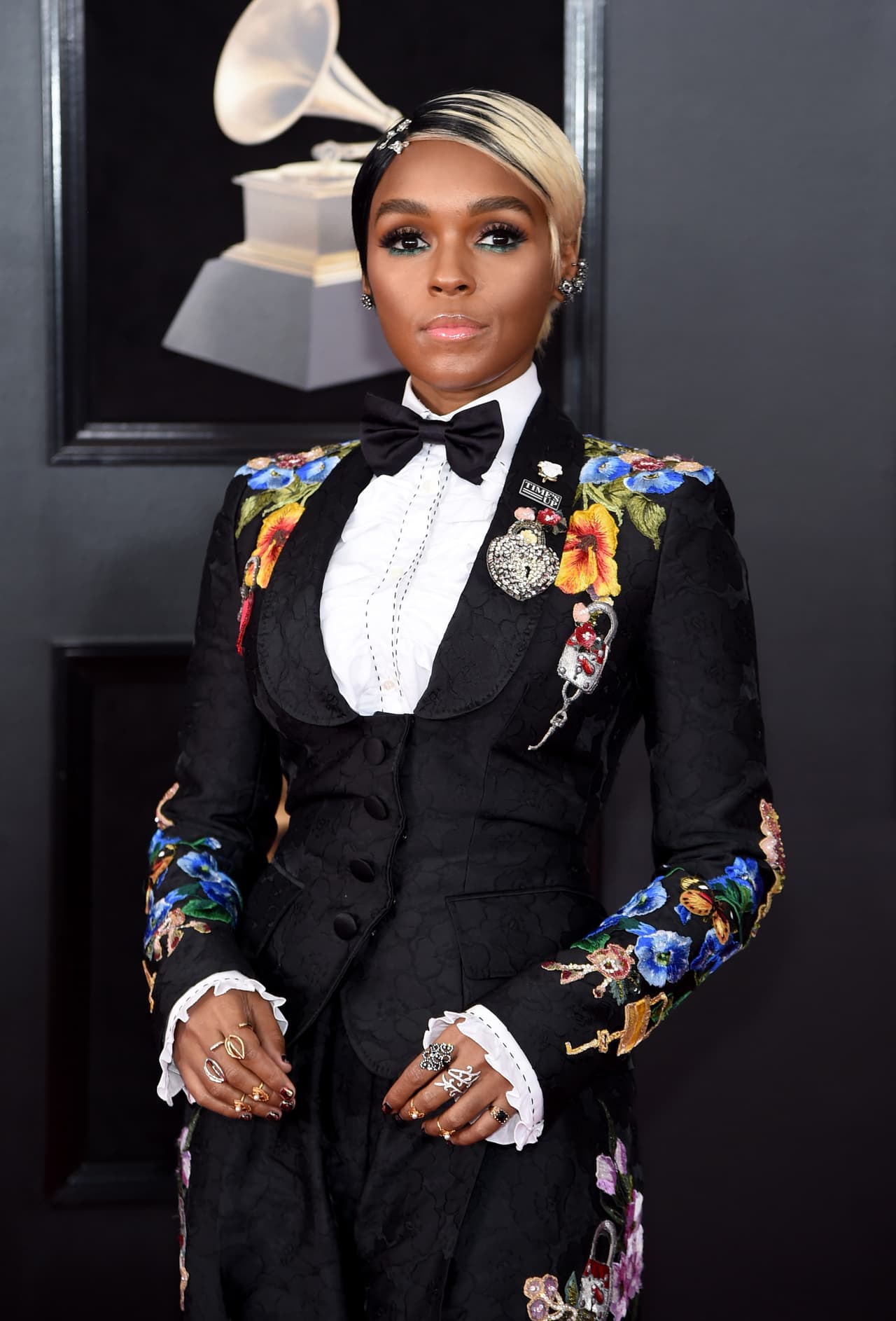Janelle Monae llegó enfundada con un vestuario de Dolce & Gabbana. Además, agregó a su vestuario un detalle de alfiler de 'Time's Up'. Ella fue la encargada de lanzar un mensaje sobre el escenario a favor de la mujer y para denunciar que los abusos de género también suceden en la industria de la música.