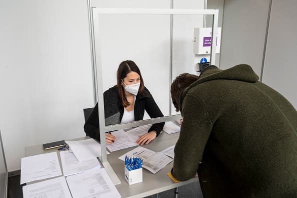 ¿Pueden despedirte del trabajo si no te vacunas contra el covid-19? Respondemos a esta y otras dudas