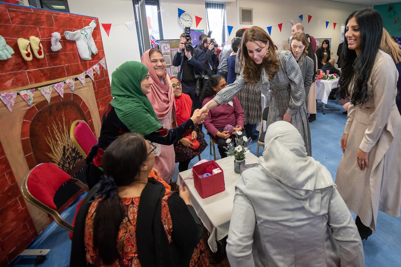 Según una crónica de
<b><a href="https://www.thesun.co.uk/fabulous/10750634/kate-middleton-prince-louis-key-milestone-balancing/" target="_blank">The Sun</a></b>, la mujer cuida de una nieta de 6 años y le preguntó a la duquesa acerca de cómo estaban sus tres hijos.