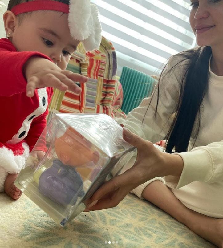 Vida se mostró curiosa al ver los colores y las figuras.