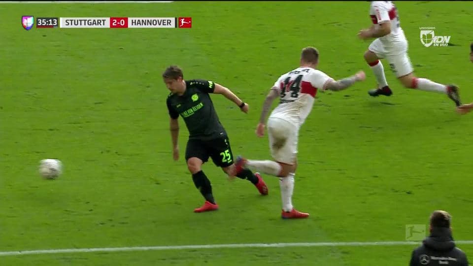 Felipe despeja el balón y aleja el peligro