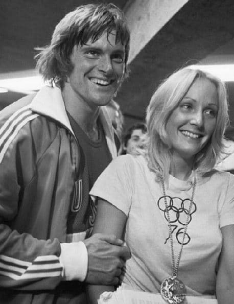 Caitlyn Jenner (antes Bruce Jenner) estuvo casado con Chrystie Scott de 1972- 1981, con quien tuvo dos hijos, Bruce y Casey. En una entrevista con el programa
<i> 'God Morning America', </i>Chrystie platicó que Caitlyn habló con ella sobre su problema de identidad de género desde el primer año de matrimonio.