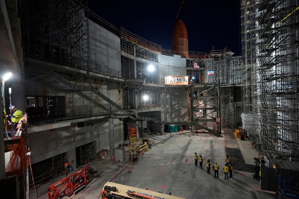 Los fuertes vientos pusieron en pausa los trabajos de posicionamiento del tanque el jueves en la noche y durante parte del viernes.