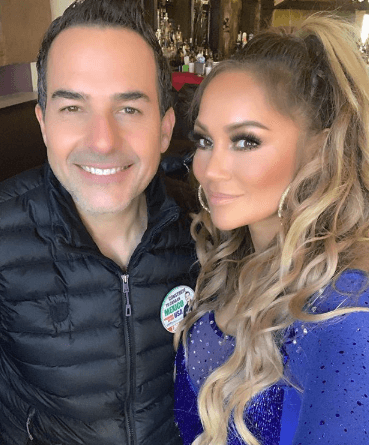 La imitadora de JLo, Connie Peña estuvo de visita en nuestro show y no podíamos quedarnos sin una 'selfie' con la doble de 'La Diva del Brox'.