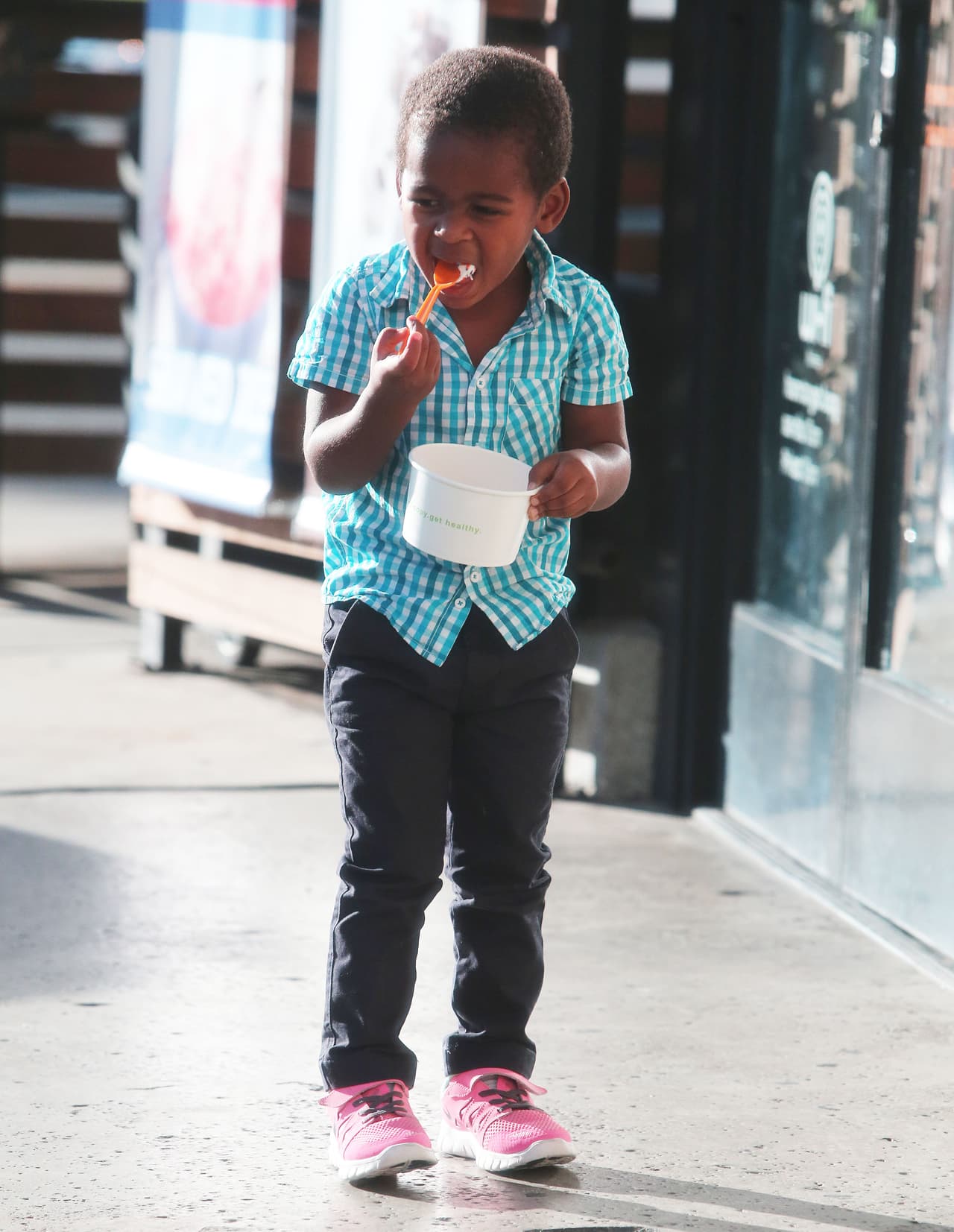 Jackson podría pasar todo el día comiendo frozen yogurts con muchos caramelos.
