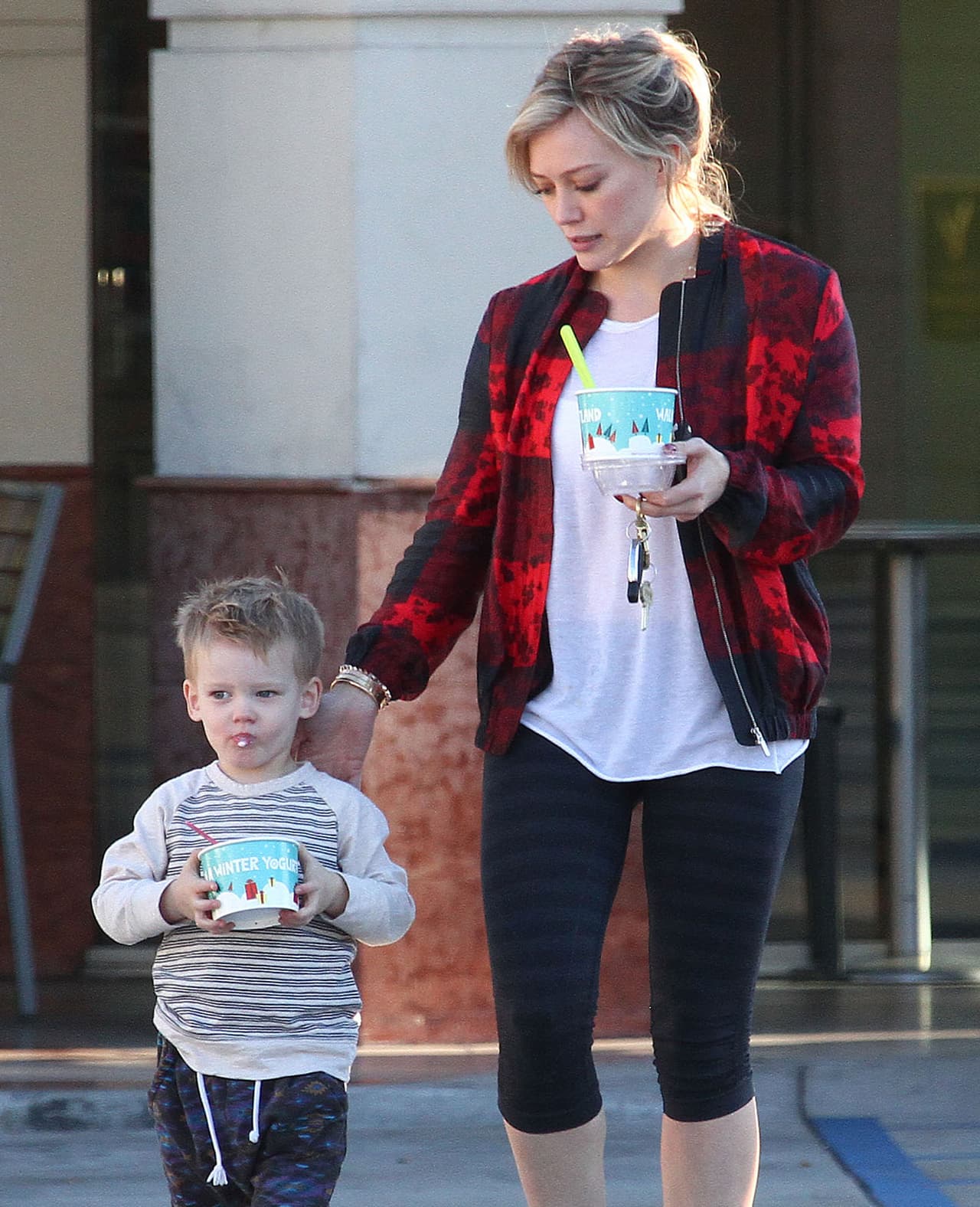 Luca es el pequeño orgullo de Hilary Duff. Es apuesto, inteligente, curioso y le gusta exactamente el mismo sabor que a su mami.