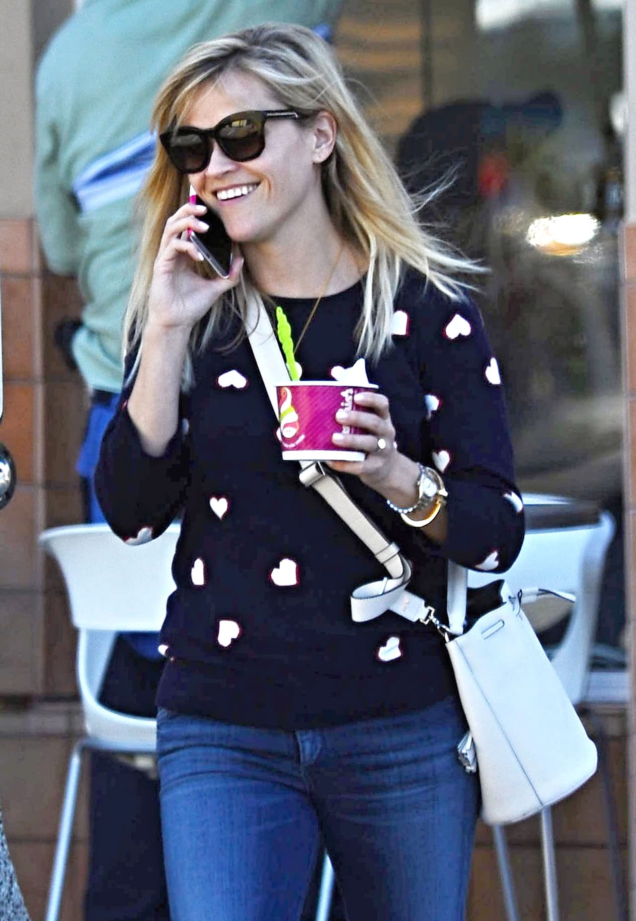 ¿Tal vez Reese Witherspoon está hablando por teléfono para presumirle a su hija Ava lo rico que sabe su helado?