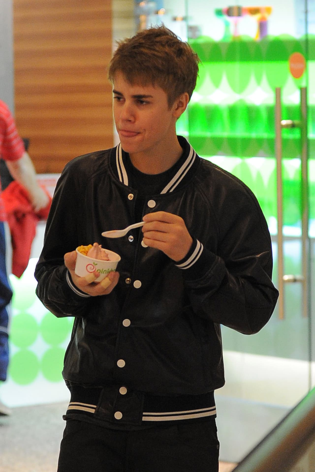 ¡Quién sabe mejor de eso que Justin Bieber! Él también ama este postre, aunque lo prefiere lleno de frutas.