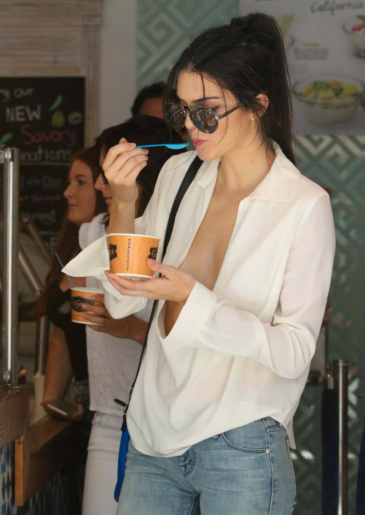 Toda modelo como Kendall Jenner debe cuidar lo que come. ¿Y qué hay más sano que un yogurt bajo en grasas?