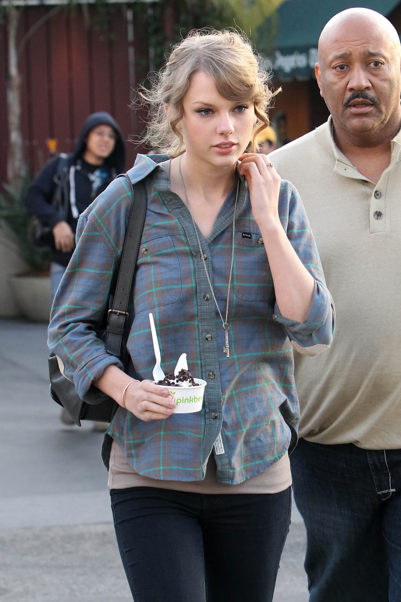 Para afinar su voz, la cantante Taylor Swift come un yogurt con chispas de chocolate. ¡Delicioso!