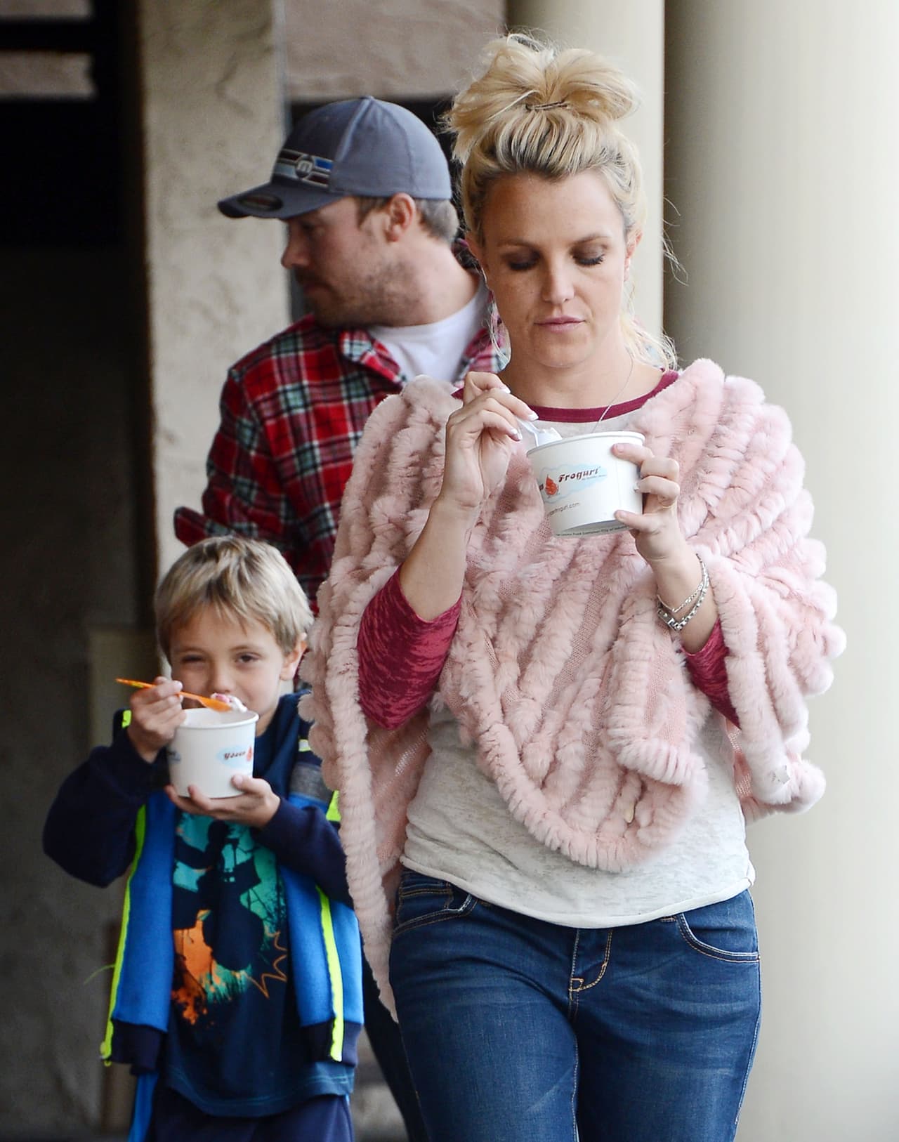 ¡Y qué rico come Britney Spears al lado de sus hijos! Nada como un momento familiar con yogurt en mano.