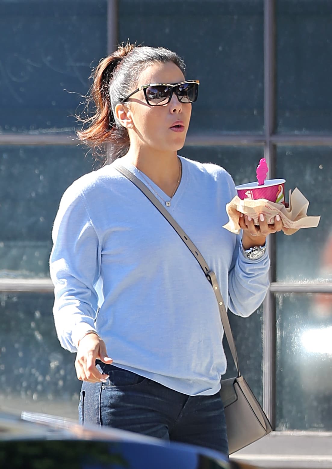 ¡Yummi! Nada como un yogurt bajo en grasas después del ‘gym’. ¡Eva Longoria lo sabe a la perfección!