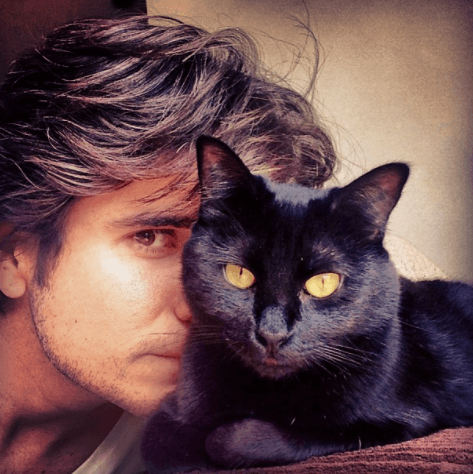 El actor es amante de los animales, en especial de los felinos. 
<br>