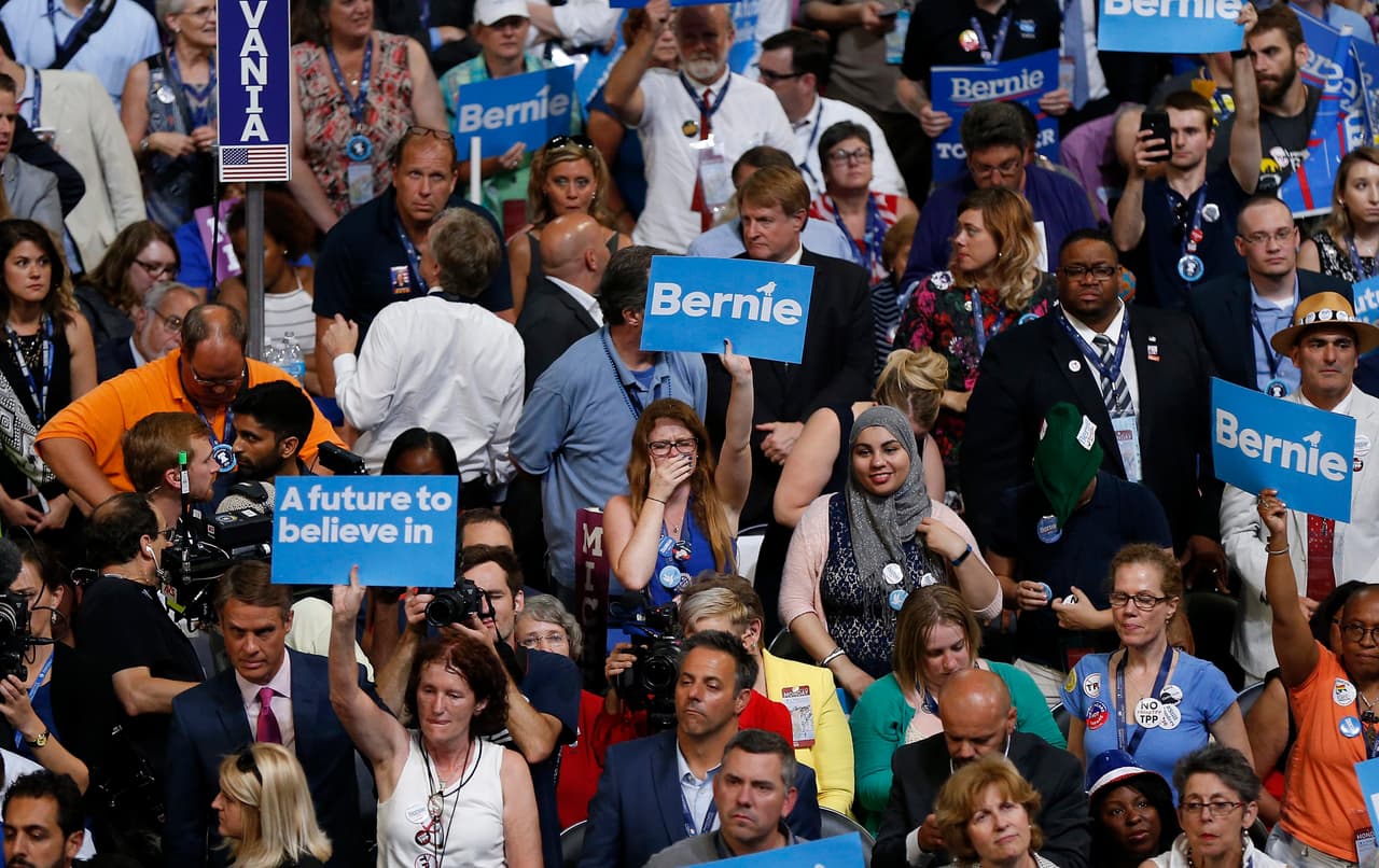 "Cualquier observador objetivo concluirá que, con base en sus ideas y liderazgo, Hillary Clinton debe convertirse en la próxima presidenta de Estados Unidos", dijo Bernie Sanders, luego de halagar a sus seguidores y al movimiento generado en las primarias.