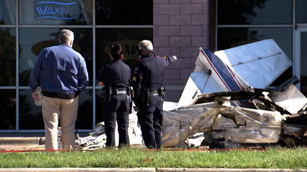 Autoridades investigan las causas del accidente de una pequeña aeronave en la ciudad de Plano en Texas.