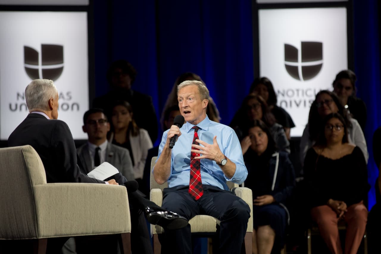 "Lo que hizo Trump fue avanzar con una ley de impuestos que le regala impuestos a las corporaciones y a los ricos y comenzó una guerra comercial con China que es un fracaso", detalló y fue ovacionado.