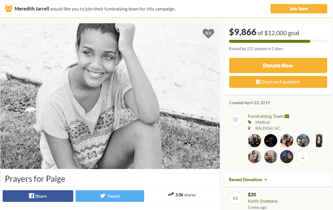 El padre de Paige mostró las flores que adornan el cuarto de hospital donde está su hija y pidió a la comunidad contribuir con una donación a través de Go Foundme.