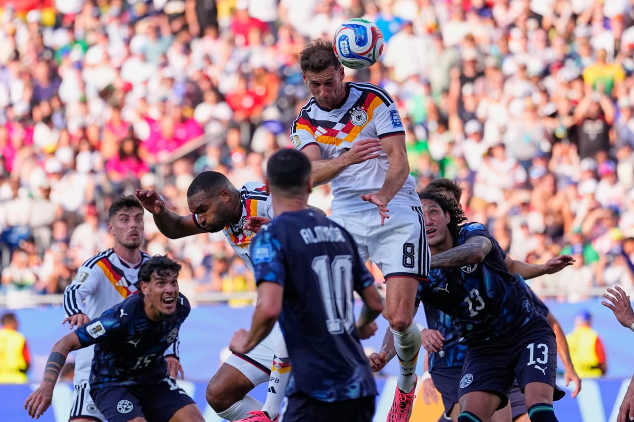 El alemán Leon Goretzka (8) cabecea el balón durante el partido de dieciseisavos de final de la Copa del Mundo entre Alemania y Paraguay en Foxborough, Massachusetts, cerca de Boston, el lunes 29 de junio de 2026.