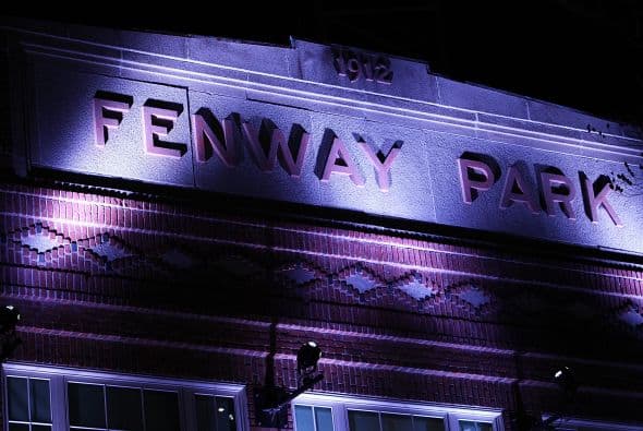 Fenway Park, Boston - El 2 de abril todos los grandes edificios y monumentos del mundo serán iluminados de azul como una forma de crear conciencia sobre el Autismo.