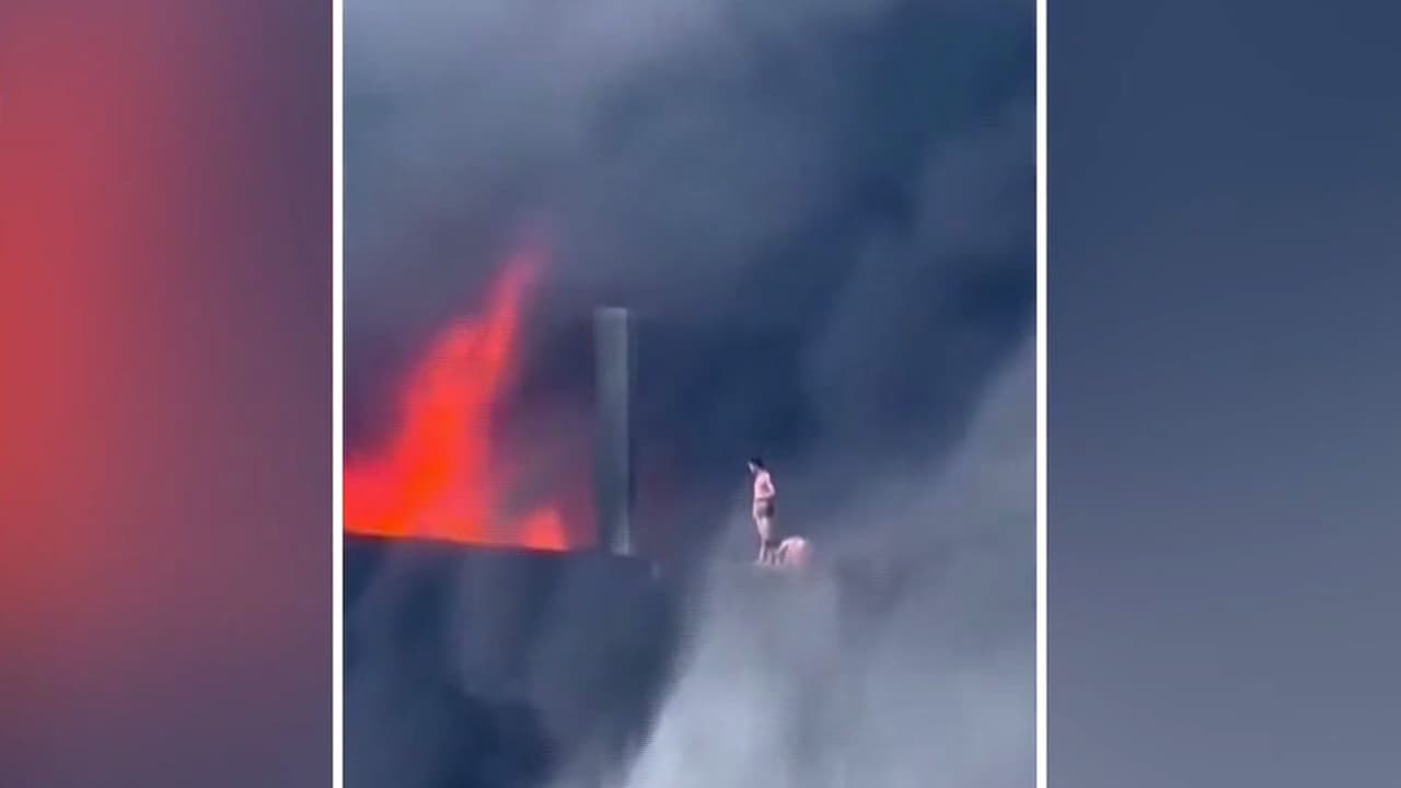 Imágenes muestran a empleados atrapados en el techo de un edificio por incendio en China