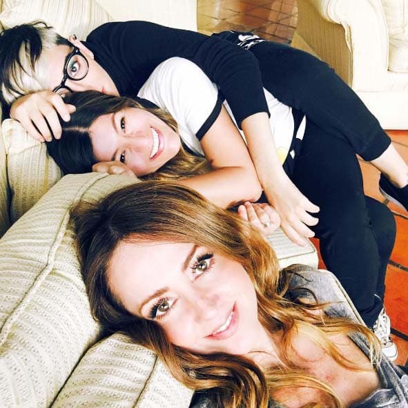 Después de tantas aventuras cayeron exhaustas sobre el sillón.