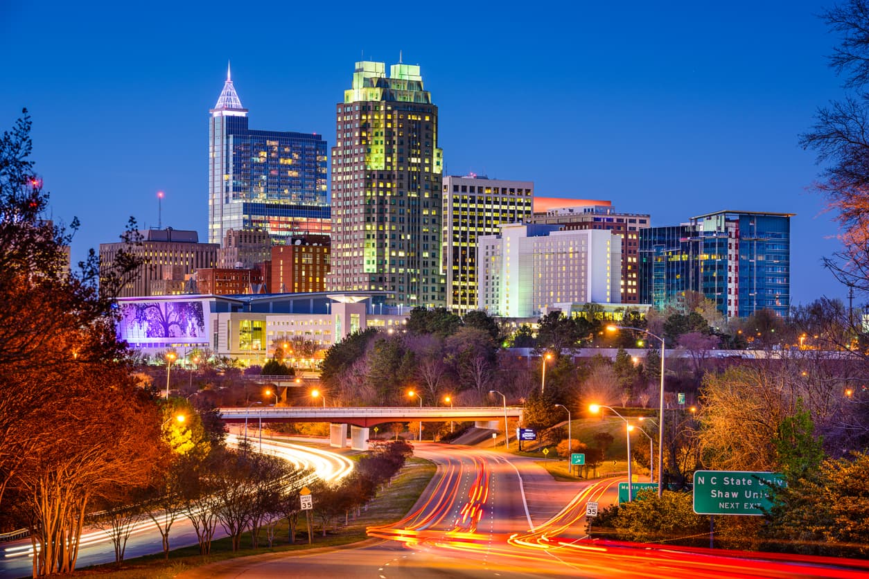 <b>Puesto 10 de las ciudades con rentas más baratas | Raleigh, Carolina del Norte</b>
<br>
<br>La renta media de un apartamento tipo estudio y de 1 y 2 dormitorios era de
<b>$1,561</b> en febrero pasado. Eso significa que una persona, en promedio, gasta 23.5% de su salario en ello.