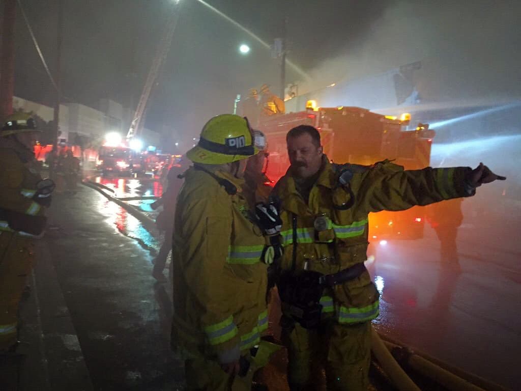 Dos bomberos hablan sobre el masivo incendio del almacén en Boyle Heights