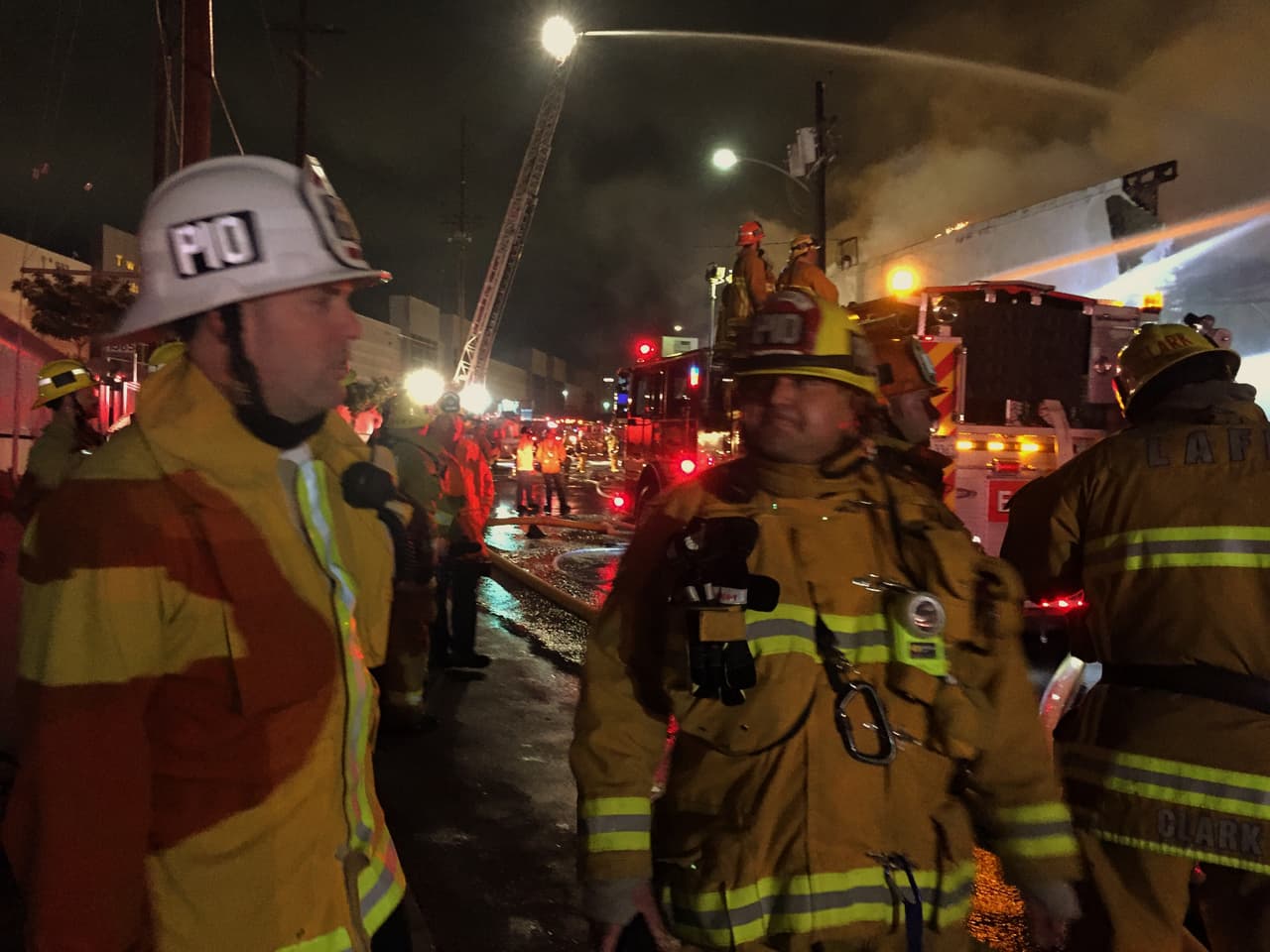 Los bomberos trabajaron durante horas para apagar el fuego en Boyle Heights