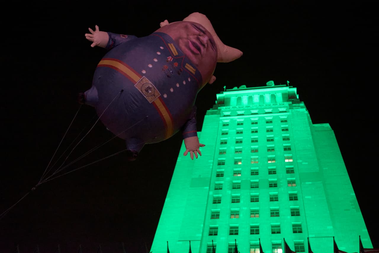 Ya que la metrópoli de la costa oeste se unió a los más de 600 eventos desde Alaska hasta Florida, se unieron en cadena de protesta masiva demando este marte un juicio político contra el presidente Trump.
<br>