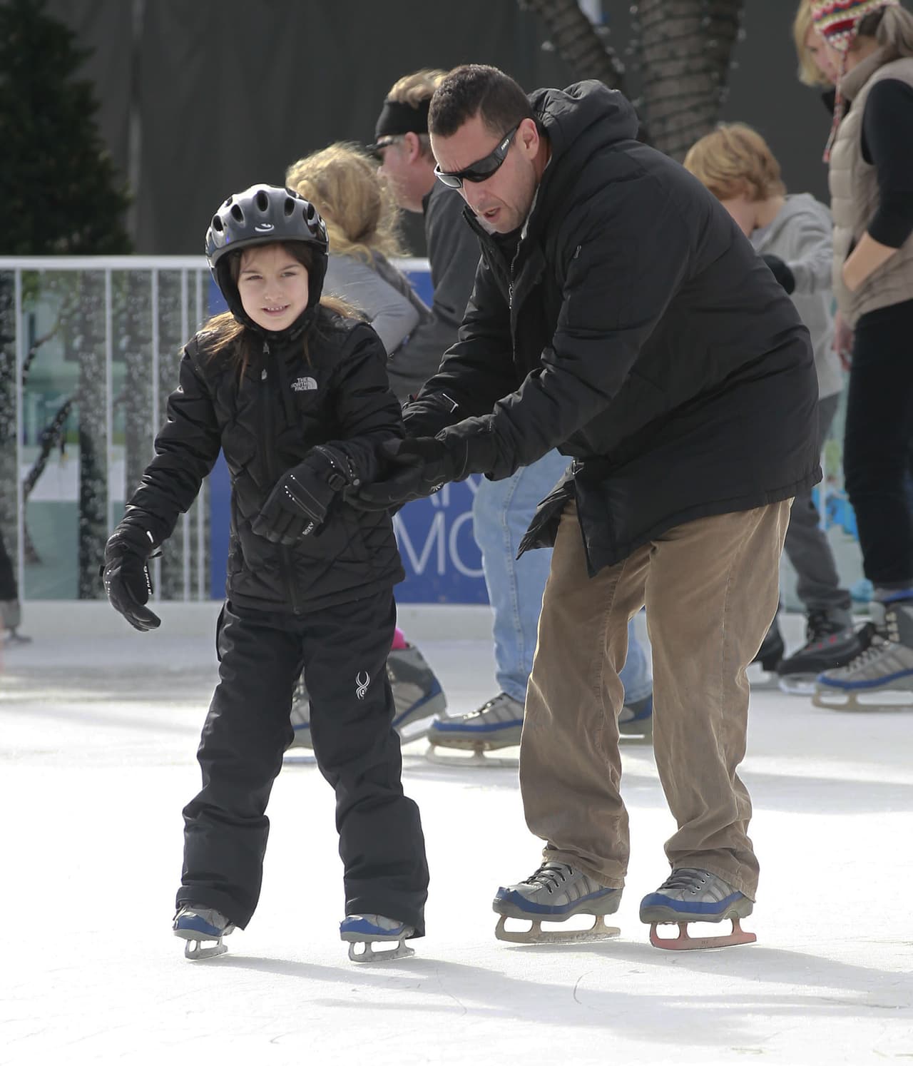 Adam Sandler enseñó a sus hijos a patinar sobre hielo.
