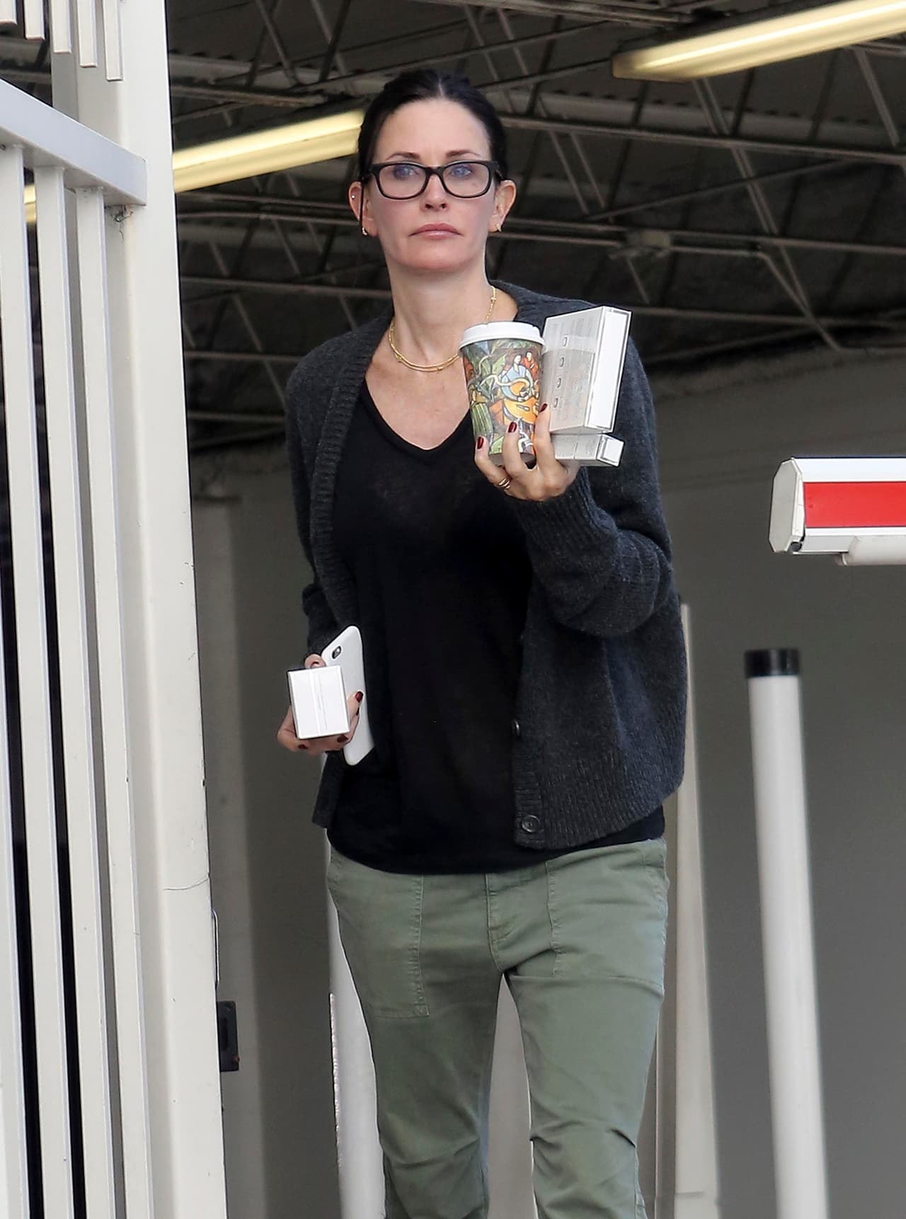 Courteney Cox salió por café y notamos que sigue usando su argolla de casada.