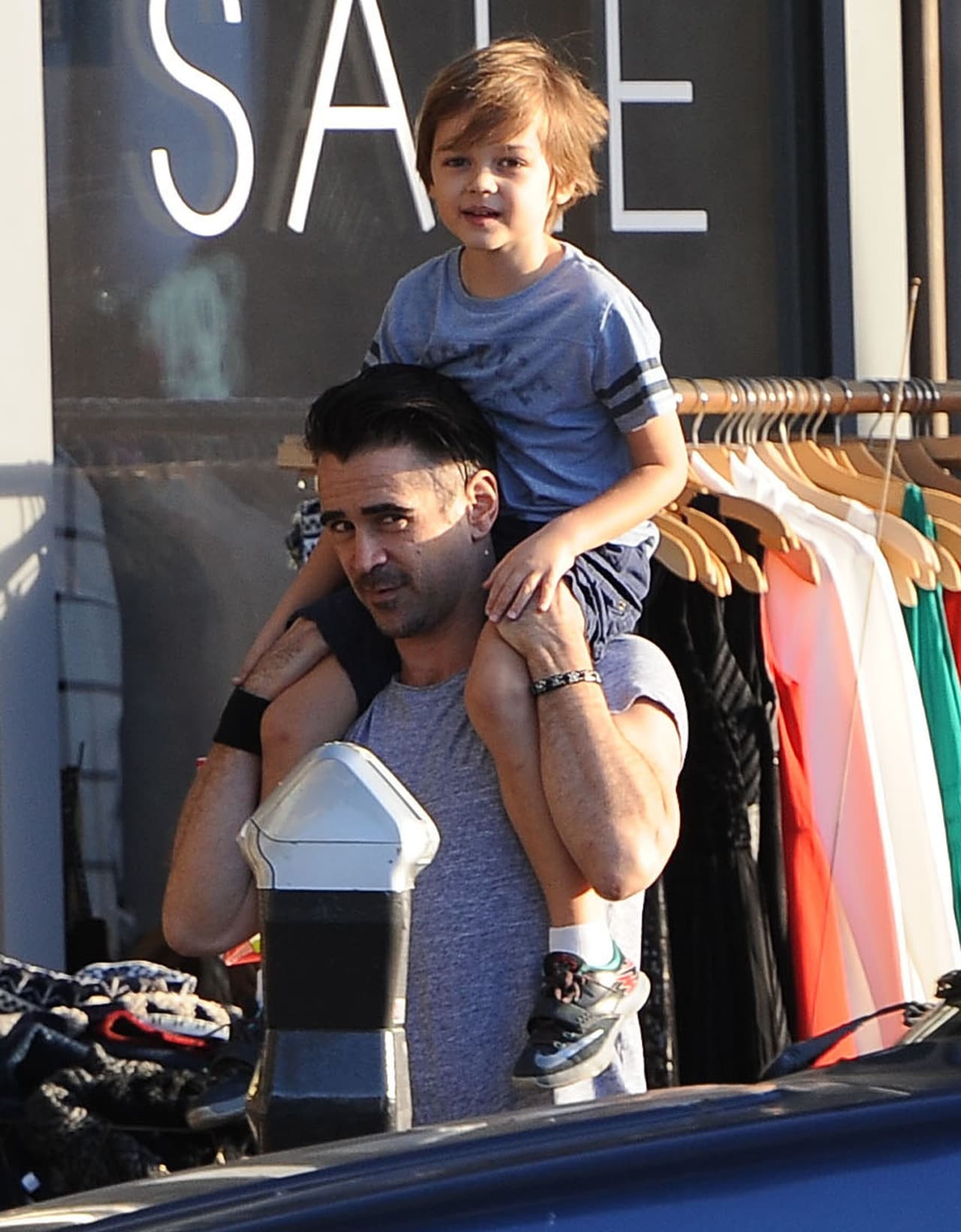 ¿Qué tan adorable se ve Colin Farrell cargando en hombros a su hijo?