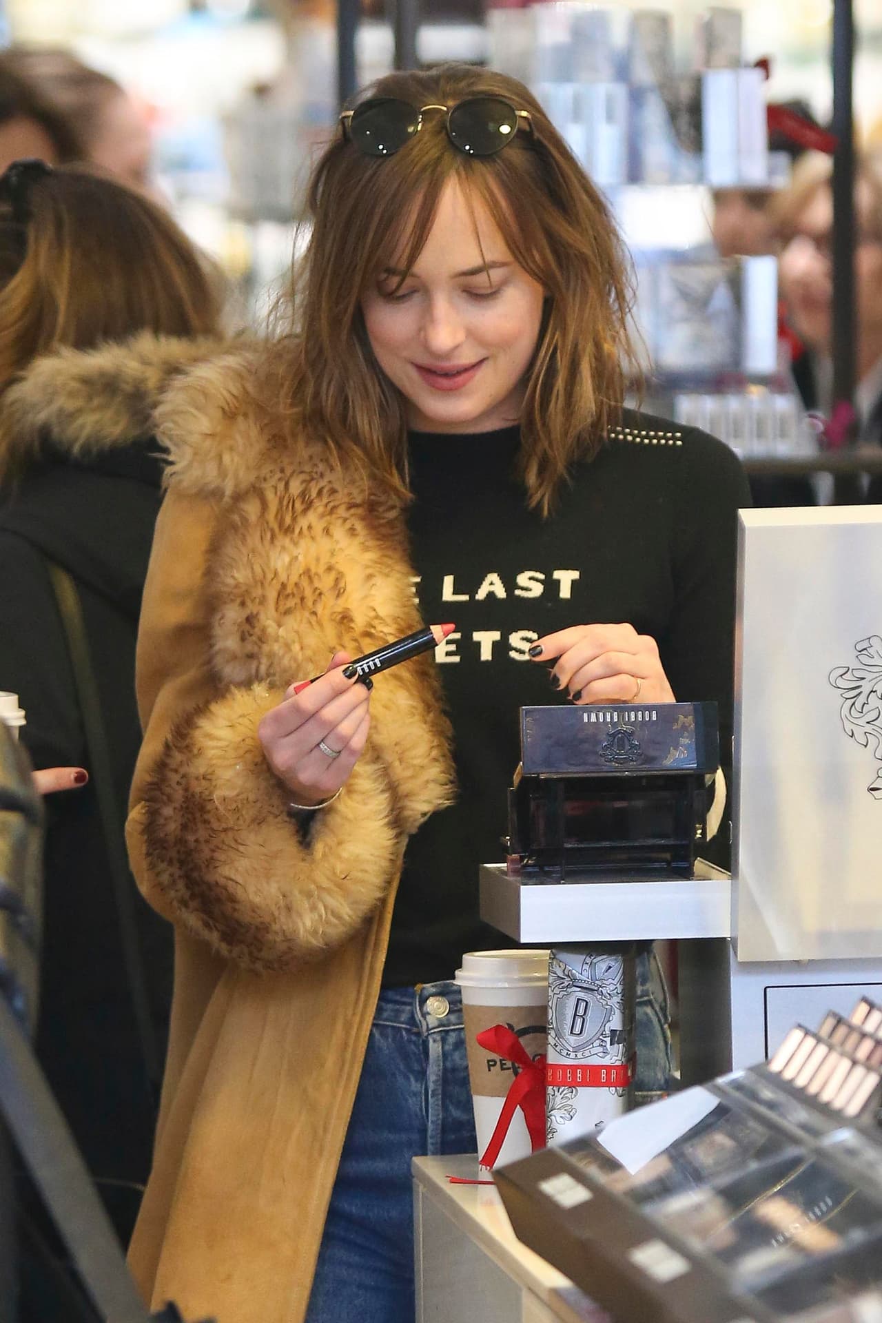 Dakota y Kate se fueron por algo de makeup.