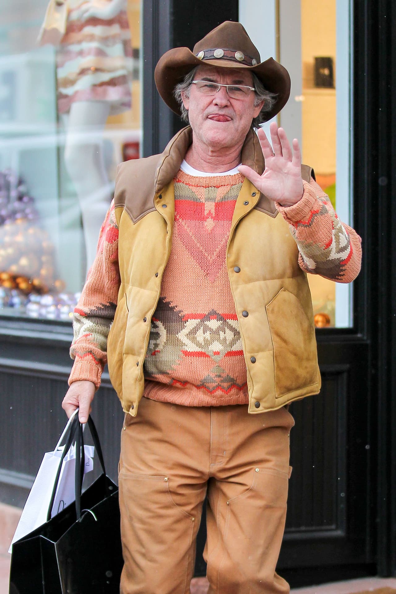 Kurt Russell y un atuendo muy bizarro, en pleno shopping.