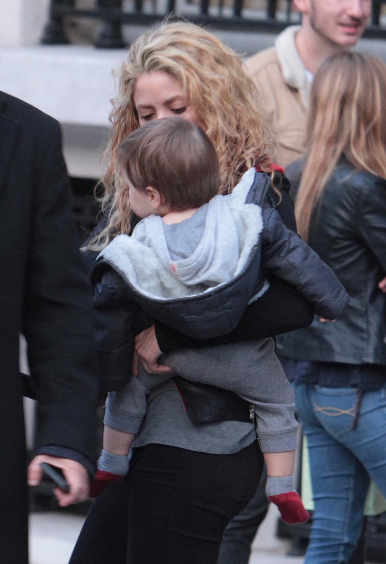 Shakira con Sasha paseando por París.