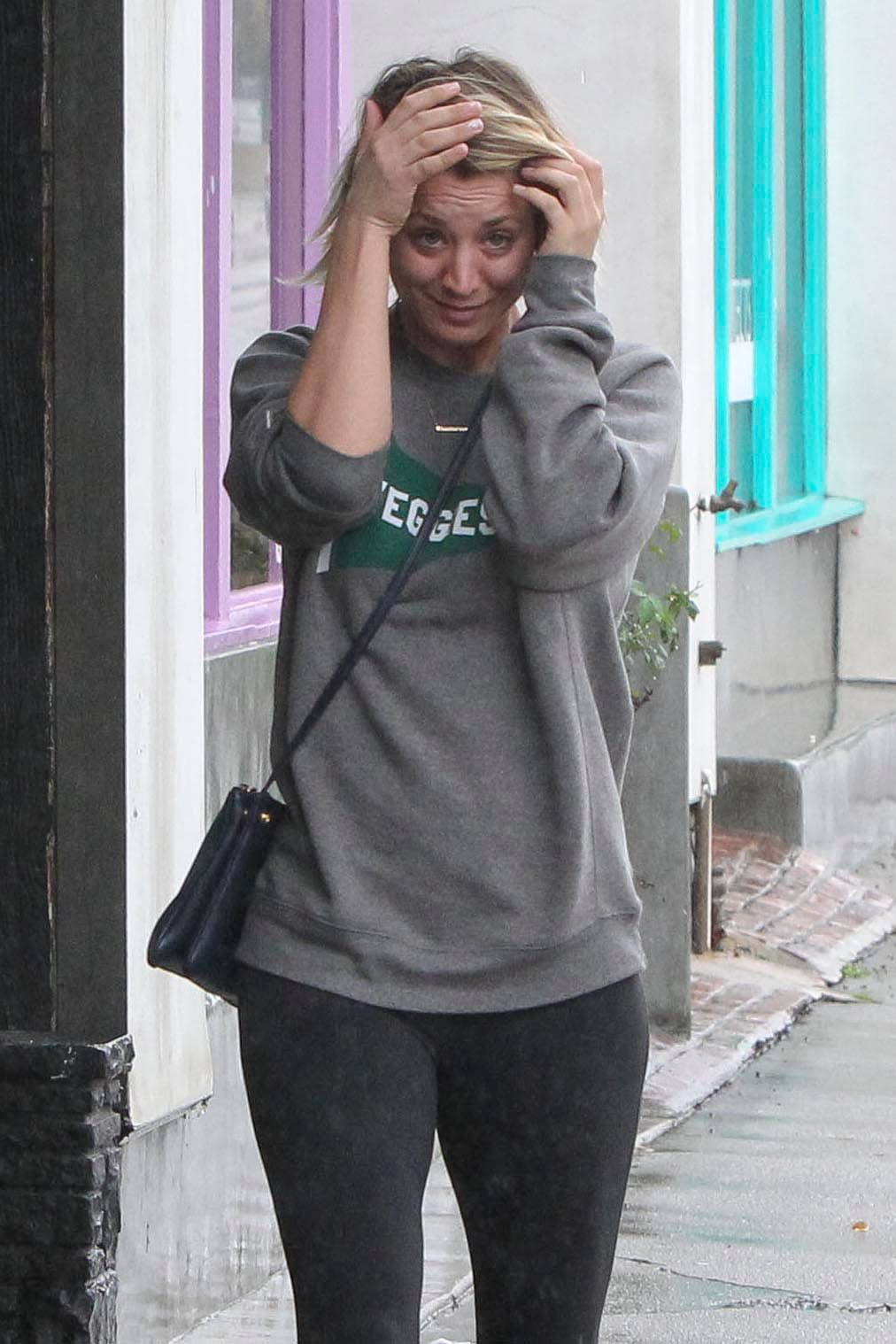 ¡Kaley Cuoco quedó atrapada en la lluvia!